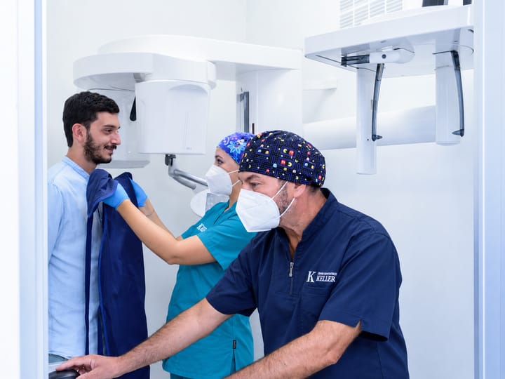Il Dott. Ciro Keller e un'assistente preparano una persona per la TAC cone beam 3D