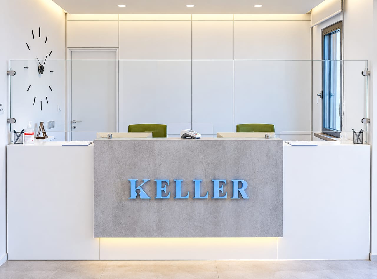 Il bancone della reception dello studio, con la scritta Keller