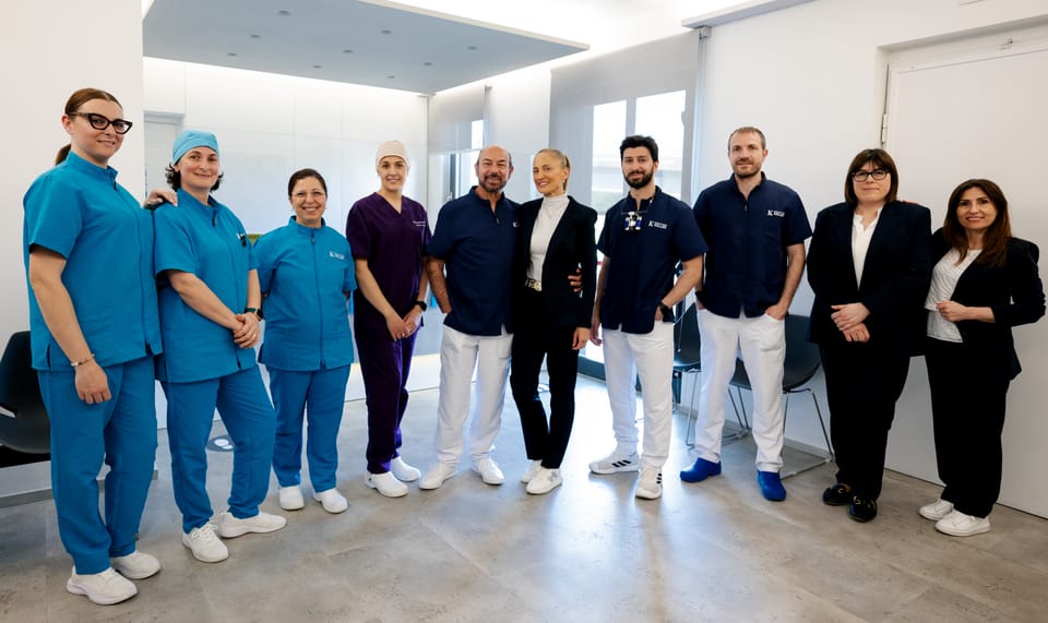 Una parte delle persone che lavorano nello studio, in piedi nella sala d'attesa